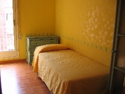 3rd bedroom also has 2 beds,one folded u