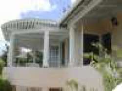 Balcony with table/chairs and barbecue g