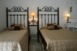 Guest bedroom with twin beds