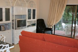 Sunny lounge with balcony for 6 dining