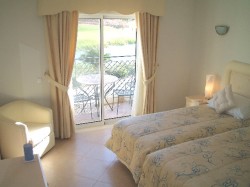 Twin/double bedroom with golf views